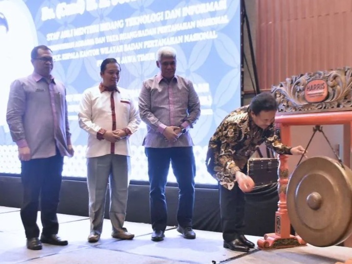 Staf Ahli Menteri ATR/ Kepala BPN sekaligus Plt Kepala Kanwil BPN Prov Jawa Timur Ir H Jonahar, M.Ec.Dev membuka kegiatan evaluasi PTSL.