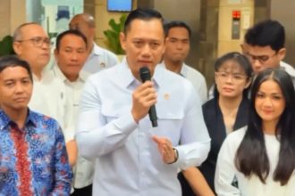 Menteri ATR/BPN Agus Harimurti Yudhoyono (AHY) menyerahkan sisa sertifikat tanah milik keluarga artis Nirina Zubir
