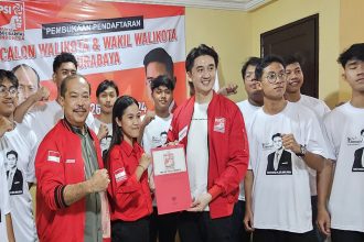 Bro Richard memakai jaket kebesaran PSI dikawal pendukungnya yang semuanya para pelajar mengambil formulir calon wakil wali kota di Kantor DPD Partai Solidaritas Indonesia (PSI).