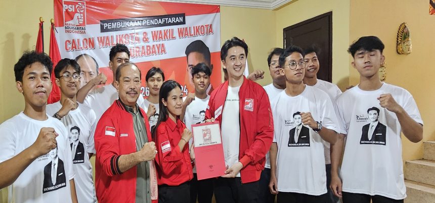 Bro Richard memakai jaket kebesaran PSI dikawal pendukungnya yang semuanya para pelajar mengambil formulir calon wakil wali kota di Kantor DPD Partai Solidaritas Indonesia (PSI).