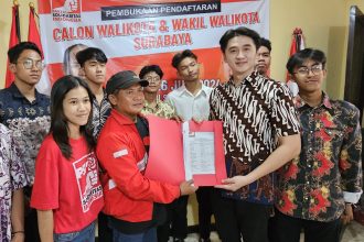 Richard Handiwiyanto didampingi komunitas Pelajar Solidaritas Indonesia (PSI) menyerahkan formulir kepada Plt Ketua DPD PSI Surabaya, Sobikin di kantornya.