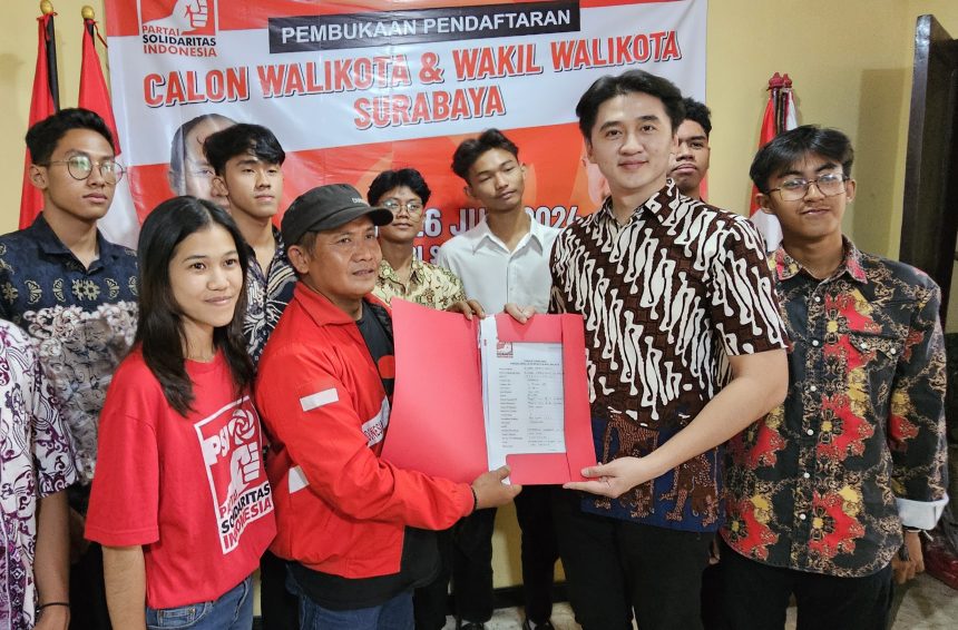Richard Handiwiyanto didampingi komunitas Pelajar Solidaritas Indonesia (PSI) menyerahkan formulir kepada Plt Ketua DPD PSI Surabaya, Sobikin di kantornya.