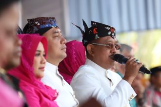 Wakil Wali Kota Surabaya, Armuji memberikan sambutan pada HUT Kota Surabaya ke-731 di Balai Kota Surabaya.