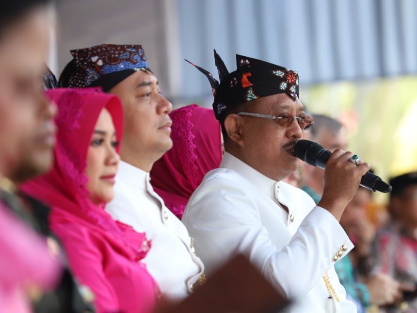 Wakil Wali Kota Surabaya, Armuji memberikan sambutan pada HUT Kota Surabaya ke-731 di Balai Kota Surabaya.