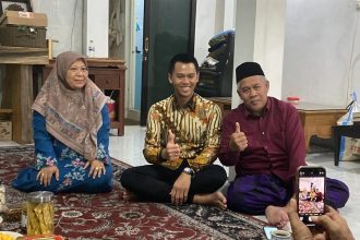 Firhando Gumelar bersama orangtuanya bersilaturahmi dengan KH Marzuki Mustamar.