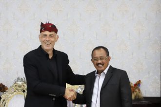 Wakil Wali Kota Surabaya, Armuji, menyambut kunjungan Wali Kota Piraeus, Yunani, Mr. Loannis Moralis