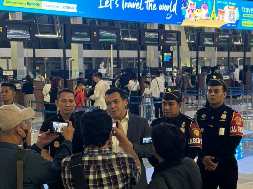 Direktur Jenderal Imigrasi, Silmy Karim memberikan penjelasan kepada wartawan.