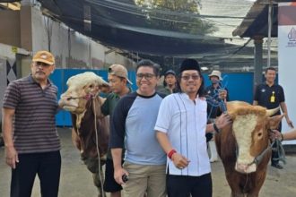 Wakil Ketua Komisi A DPRD Surabaya, Budi Leksono, menyerahkan dua ekor sapi ke RPH Surabaya untuk dipotong.