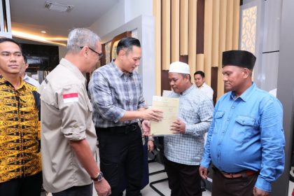 Menteri ATR/Kepala BPN, Agus Harimurti Yudhoyono (AHY) menyerahkan 5 sertipikat Redistribusi Tanah dan 5 sertipikat hasil program Pendaftaran Tanah Sistematis Lengkap (PTSL)