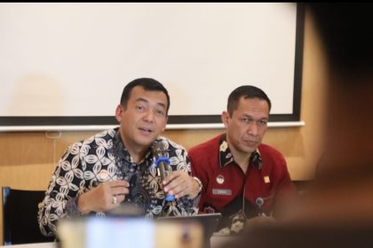 Dirjen Imigrasi Silmy Karim didampingi Sesditjen Imigrasi Sandi Andaryadi memberikan keterangan kepada wartawan.