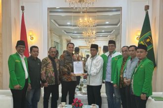 Eri Cahyadi bersama Armuji menerima rekom dari pengurus DPP Partai Persatuan Pembangunan (PPP) di Jakarta.