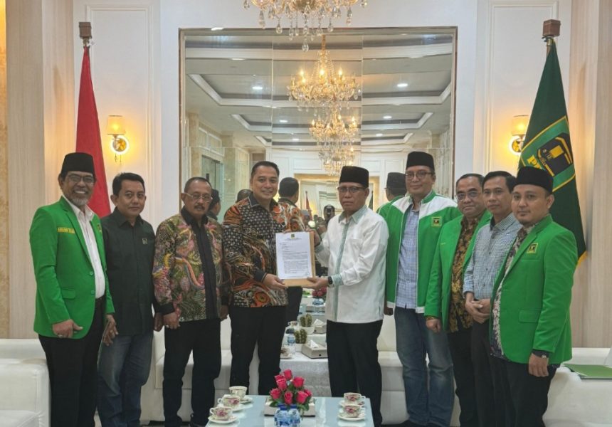 Eri Cahyadi bersama Armuji menerima rekom dari pengurus DPP Partai Persatuan Pembangunan (PPP) di Jakarta.