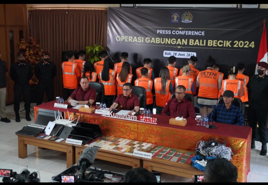 Direktur Penindakan dan Pengawasan Keimigrasian, Daftar Muhammad Godam merilis penangkapan ratusan WNA di Bali.