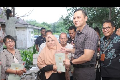 Menteri ATR/Kepala BPN, Agus Harimurti Yudhoyono, menyerahkan sertifikat kepada warga Petuk Katimpun.