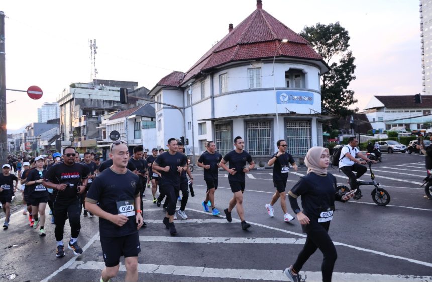 Menteri AHY mengelilingi Kota Bandung dalam kegiatan eL Run 2024, tadi pagi.