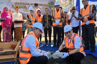 Kakanwil Badan Pertanahan Nasional (BPN) Jatim, Lampri, (kiri) meletakkan batu pertama pembangunan disaksikan jajaran, staf BPN Jatim, pejabat Pemkot Surabaya dan disaksikan warga sekitar.
