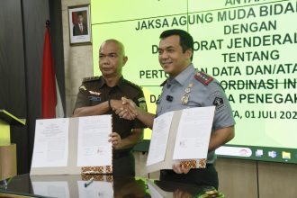 Dirjen Imigrasi Silmy Karim bersama Jaksa Agung Muda Intelijen Kejaksaan RI, Reda Manthovani menunjukkan PKS yang sudah ditandatangani.