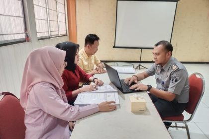 Suasana audit kepatuhan terhadap Prinsip Mengenali Pengguna Jasa (PMPJ) di Jember.