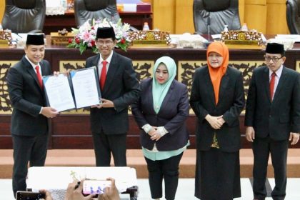 Ketua DPRD Kota Surabaya menyerahkan pengesahan sejumlah raperda kepada Wali Kota Surabaya Eri Cahyadi disaksikan para pimpinan dewan.
