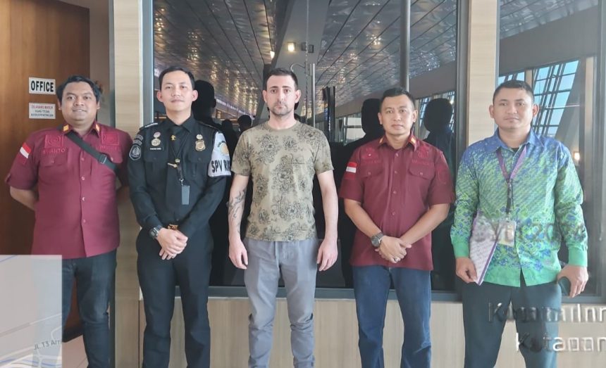 Petugas imigrasi mengawal deportasi WNA Bulgaria dari Bandara Internasional Juanda menuju Bandara Internasional Soekarno-Hatta.