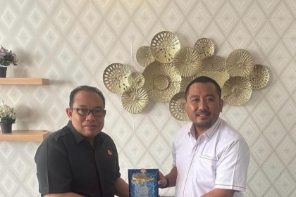 Kepala Kantor Imigrasi Sumbawa Besar, Putu Agus Eka Putra memberikan cenderamata kepada Wakil Kepala Kejaksaan Tinggi NTB, Dedie Tri Hariyadi. 