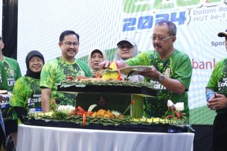 Wakil Wali Kota Surabaya, Armuji, memotong tumpeng disaksikan Sekkota Surabaya, Ichsan.
