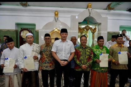 Menteri AHY foto bersama dengan para penerima sertifikat didampingi Plt Kakanwil BPN Jatim Mujahidin Ma'ruf dan Kakantah Gresik Kamaruddin.