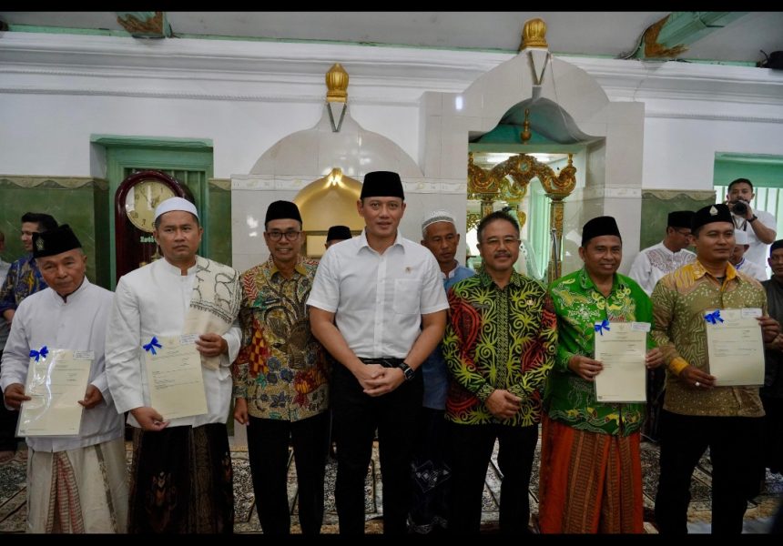 Menteri AHY foto bersama dengan para penerima sertifikat didampingi Plt Kakanwil BPN Jatim Mujahidin Ma'ruf dan Kakantah Gresik Kamaruddin.