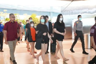 Petugas imigrasi mengawal deportasi 13 WN Taiwan untuk dipulangkan ke negara asal melalui Bandara Soetta.