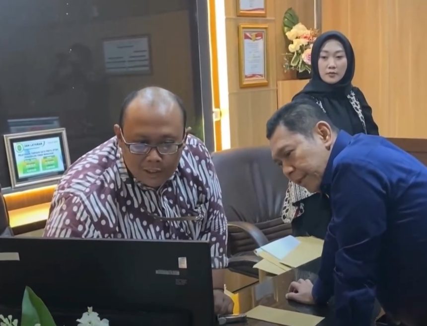 Wakil Ketua Komisi Ill DPR RI dari Fraksi Golkar Adies Kadir (kanan) saat meninjau di lokasi Pengadilan Tinggi, Sulawesi Selatan.