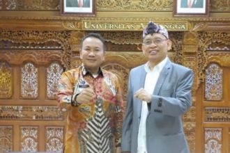 Kakanwil BPN Jatim Lampri bersama dengan Rektor Unair Mohammad Nasih dalam kunjungan silaturahmi di Kampus Unair Surabaya.