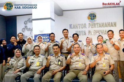 Jajaran Kantah Kabupaten Sidoarjo berfoto bersama jajaran Kantah Kota Pasuruan usai kegiatan studi tiru.