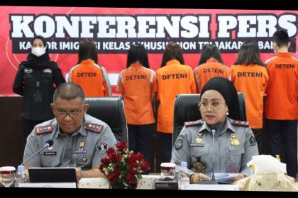 Kepala Kantor Imigrasi Kelas I Khusus Non TPI Jakarta Barat, Nur Raisha Pujiastuti mendampingi Kakanwil Kemenkumham DKI Jakarta R Andika Prasetya memberikan keterangan kepada wartawan.