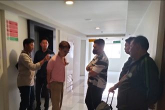 Petugas Imigrasi Surabaya ketika mengamankan Wang Guangyao dari Apartemen Puncak Dharmahusada Tower di wilayah Surabaya Timur.