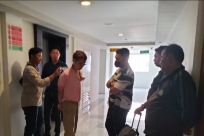 Petugas Imigrasi Surabaya ketika mengamankan Wang Guangyao dari Apartemen Puncak Dharmahusada Tower di wilayah Surabaya Timur.