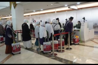 Para jemaah haji nampak antre di loket pemeriksaan imigrasi di Bandara Internasional Juanda, Sidoarjo.