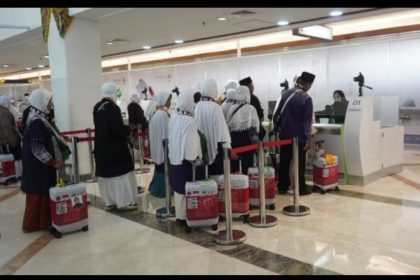 Para jemaah haji nampak antre di loket pemeriksaan imigrasi di Bandara Internasional Juanda, Sidoarjo.