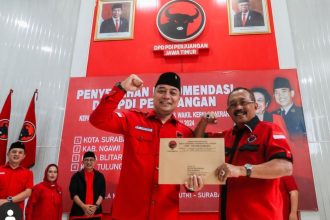 Pasangan Eri Cahyadi dan Armuji menunjukkan surat rekomendasi dari DPP PDI Perjuangan untuk maju Pilwali Surabaya.