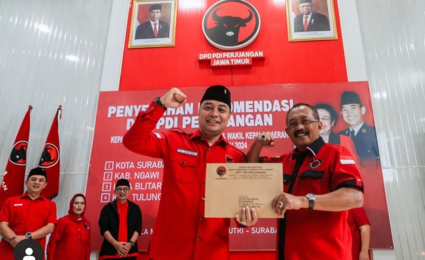 Pasangan Eri Cahyadi dan Armuji menunjukkan surat rekomendasi dari DPP PDI Perjuangan untuk maju Pilwali Surabaya.