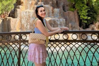 Artis Ayu Ting Ting membagikan kisah liburan bersama Bilqis Khumairah Razak.