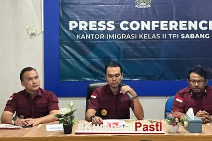 Kepala Kantor Imigrasi Kelas II TPI Sabang, Muchsin Miralza didampingi Kasi Inteldakim Mirza Dwitri Patria (kiri) menggelar jumpa pers di kantornya.