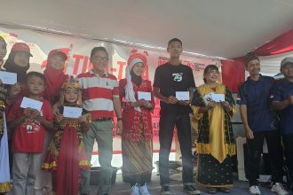 Panitia HUT ke-79 RI foto bersama pemenang lomba kreasi seni.