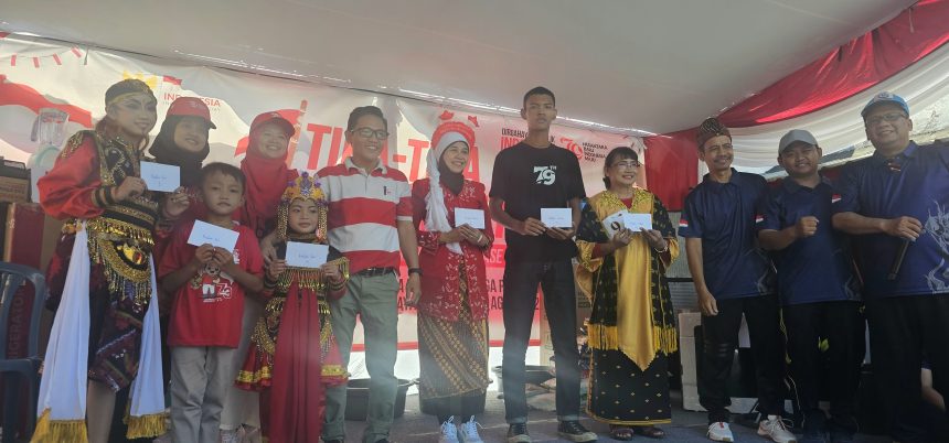 Panitia HUT ke-79 RI foto bersama pemenang lomba kreasi seni.