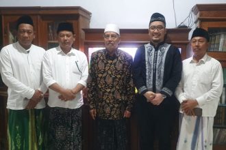 Abdul Ghofur dan Firosya Shalati sowan ke pengasuh Pondok Pesantren Sunan Drajat, KH. Abdul Ghofur di Lamongan, Jawa Timur, Sabtu (18/8/2024). Foto/Tim Media. 