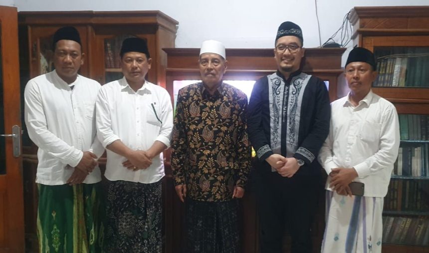 Abdul Ghofur dan Firosya Shalati sowan ke pengasuh Pondok Pesantren Sunan Drajat, KH. Abdul Ghofur di Lamongan, Jawa Timur, Sabtu (18/8/2024). Foto/Tim Media. 
