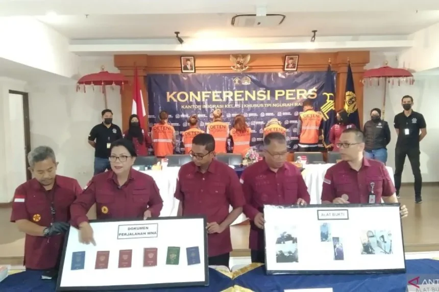 Kakanwil Kemenkumham Bali, Pramella Yunidar Pasaribu menunjukkan BB milik WNA yang diamankan petugas imigrasi.