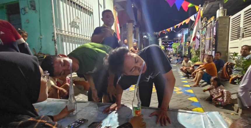 Pemuda karang taruna meramaikan kegiatan dengan lomba-lomba.