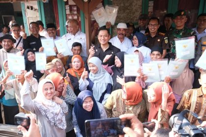 Menteri AHY foto bersama masyarakat usai menyerahkan sertifikat hasil PTSL di Kaki Gunung Salak.