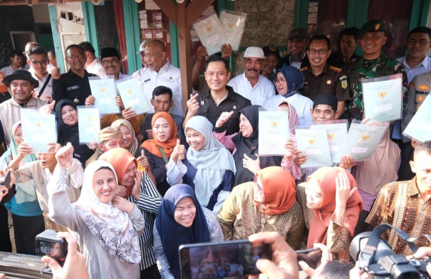 Menteri AHY foto bersama masyarakat usai menyerahkan sertifikat hasil PTSL di Kaki Gunung Salak.