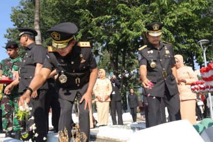Kakanwil Kememkumham Jatim Heni Yuwono menabur bunga di salah satu pusara pahlawan.